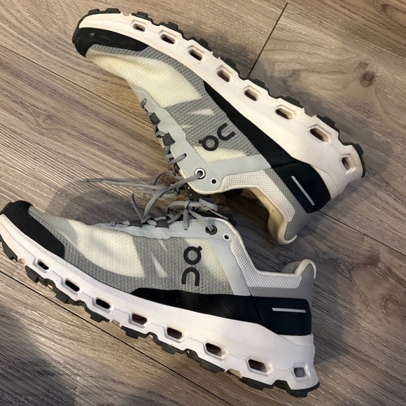 On Cloud Sneakers - Picture 1 of 4